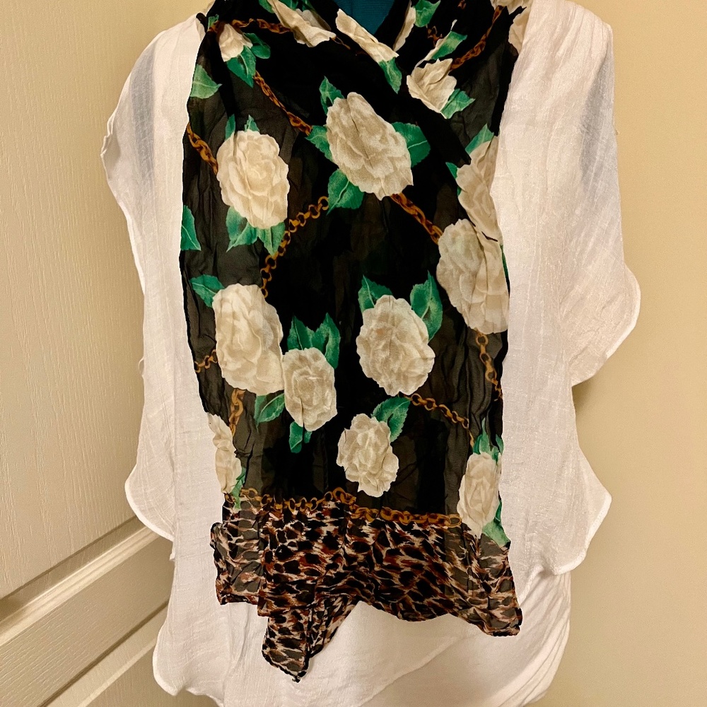 🤎🤎Leopard print with white roses Scarf - 54 inches🤎🤎